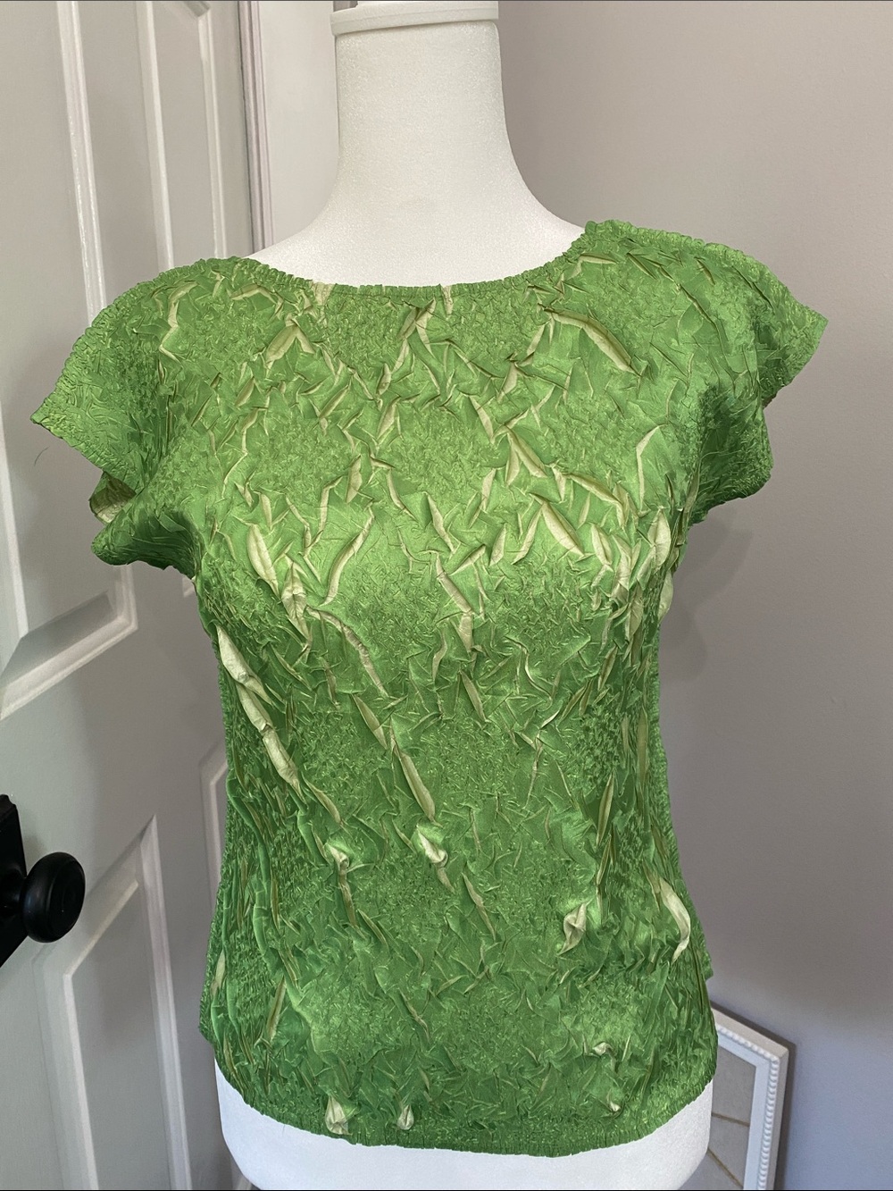 Super Cute Vintage Top. Stretches W/ Your Curves to Show the Pattern!  One Size.